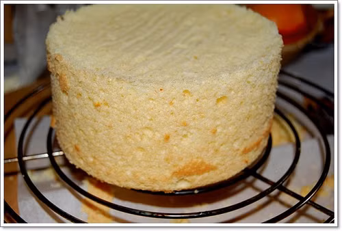 Để làm kem bánh, cần làm mềm bơ trước khi bắt đầu, dùng máy đánh trứng đánh mịn bơ trước khi cho đường vào, tiếp tục đánh cho đến khi đường tan hoàn toàn trong hỗn hợp, nếu không bánh sẽ dễ bị bọt khí.