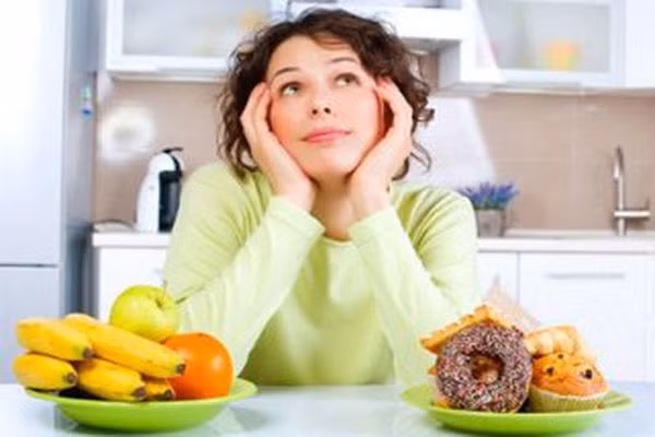 7. Chán ăn. Khi lười ăn, cơ thể chúng ta sẽ không được khỏe mạnh, điều này khiến nồng độ nội tiết tố estrogen giảm gây bất lợi cho xương. Vì vậy mà nếu bạn cảm thấy chán ăn, hãy tới ngay bệnh viện để bác sĩ thăm khám.