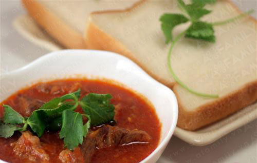 Với nước sốt rượu vang, cho ít rượu vang vào sau khi thực phẩm được làm chín, và vặn lửa to đến khi chỉ còn ít rượu, nhấc xuống cho bơ lạnh. Món ăn sẽ thêm thơm ngon và đẹp mắt.