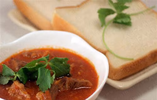 Với nước sốt rượu vang, cho ít rượu vang vào sau khi thực phẩm được làm chín, và vặn lửa to đến khi chỉ còn ít rượu, nhấc xuống cho bơ lạnh. Món ăn sẽ thêm thơm ngon và đẹp mắt.