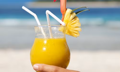 Nước dứa ép. Dùng nước ép dứa tươi chà xát lên trên nốt ruồi và để chúng qua đêm trong khi ngủ. Ngoài ra có thể sử dụng những lát dứa tươi chườm trực tiếp trên những nốt ruồi bạn muốn tẩy.