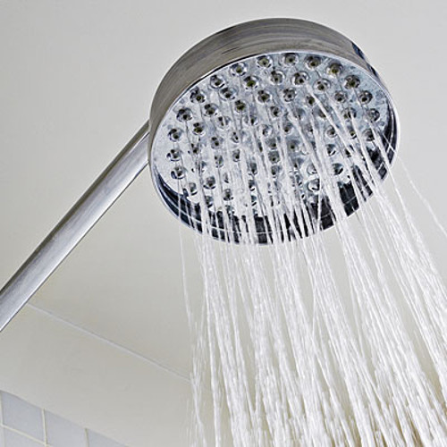 Gội đầu bằng nước mát. Nước ấm hoặc nóng sẽ khiến tóc bị khô, yếu và rụng nhiều bởi các lỗ chân lông mở rộng. Thay vào đó, bạn nên gội đầu bằng nước mát nhằm giúp lớp biểu bì được đóng kín, và tăng hiện tượng phản xạ ánh sáng trên tóc, tạo hình ảnh bóng mượt với thị giác.