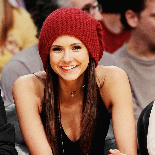 Chia tóc làm hai phần và để thả tự nhiên hai bên vai rồi đội mũ. Kiểu đội mũ này đem đến sự trẻ trung, năng động.