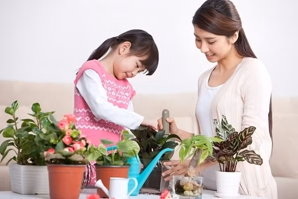 4. Giao cho bé một công việc nhỏ. Trẻ sẽ làm tốt hơn khi tự chúng chịu trách nhiệm với công việc. Nhóc sẽ cảm thấy mình đang thực sự đóng góp và sẽ vô tình tương tác với người khác trong quá trình “làm việc” này. Chỉ nên giao cho trẻ những công việc nhẹ nhàng như thu thập rác trong phòng, đóng cửa trước khi đi ngủ hay nhặt rau, sắp bát đĩa trong bữa ăn.