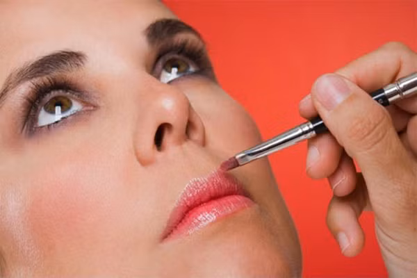 Tip son môi mang lại hiệu quả cao trong đêm giáng sinh là màu son bóng lấp lánh. Để tất cả những điều này hoàn hảo, mang theo mình bộ trang điểm mini nếu cuộc vui kéo dài quá lâu.