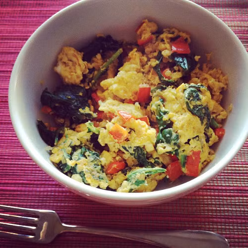 Đồ ăn thừa. Chỉ cần cất vào tủ lạnh đồ ăn còn dư từ tối hôm trước, sáng đem ra hâm nóng lại là bạn đã có ngay bữa sáng ngon lành mà không mất thời gian.