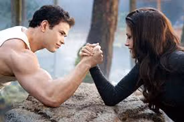 Cơ bắp và tỷ lệ mỡ của cơ thể có xu hướng giảm bắt đầu từ khoảng 30 tuổi trở đi cho đến hết cuộc đời. Nguyên nhân là do sự sụt giảm hooc mon tăng trưởng và testoterone, ngoài ra cơ bắp cũng không thể nhanh nhạy như hồi trẻ bởi các độ đàn hồi của các sợi cơ yếu đi theo năm tháng. Sự lão hóa của các khối cơ khoảng 10-15%.