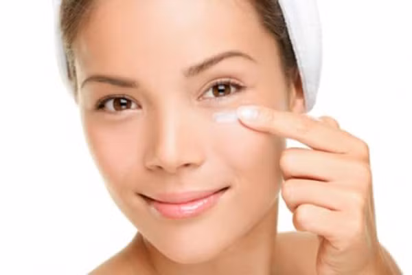 Bôi thuốc lớp đầu tiên trước khi bôi kem dưỡng ẩm hay kem lót nền. Điều này sẽ giảm mụn phát tác và ngăn chặn những hóa chất hay vi khuẩn từ lớp trang điểm thứ hai trên mặt. Hãy nhớ, chờ khoảng 10 phút để thuốc mụn phát huy tác dụng trước khi bôi các sản phẩm tiếp theo.