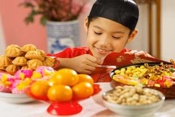 Một trong số những nghiên cứu đang được chú ý là việc để trẻ ăn quá nhiều đồ ngọt, chất tinh bột sẽ hạn chế sự phát triển chiều cao. Ăn quá nhiều những loại thực phẩm này sẽ khiến cơ thể tiết ra một loại hoocmon ức chế sự phát triển xương ở trẻ em. Một trong số những nghiên cứu đang được chú ý là việc để trẻ ăn quá nhiều đồ ngọt, chất tinh bột sẽ hạn chế sự phát triển chiều cao. Ăn quá nhiều những loại thực phẩm này sẽ khiến cơ thể tiết ra một loại hoocmon ức chế sự phát triển xương ở trẻ em.