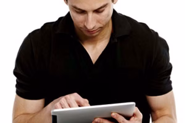 Ông Kenneth K. Hansraj, Trưởng khoa phẫu thuật cột sống tại Trung tâm Giải Phẫu và Phục hồi tại New York đã cho biết, tư thế cổ và đầu sai chỉ trong vài giờ tạo áp lực đến hơn 27kg lên cột sống của bạn. Điều này không hoàn toàn lạ lẫm đối với những người luôn kè kè thiết bị công nghệ bên cạnh. Bạn thử nhìn xem, ít ra cũng có vài người xung quanh bạn luôn trong tình trạng này.