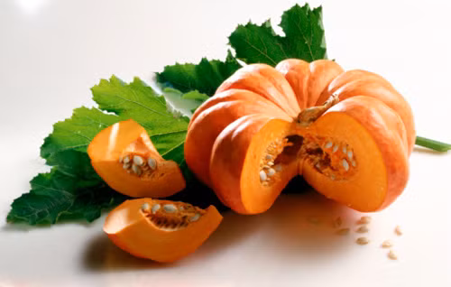 Một số thực phẩm giàu vitamin A, E gồm: bông cải xanh, bí đỏ, khoai lang, các loại rau có màu xanh đậm..