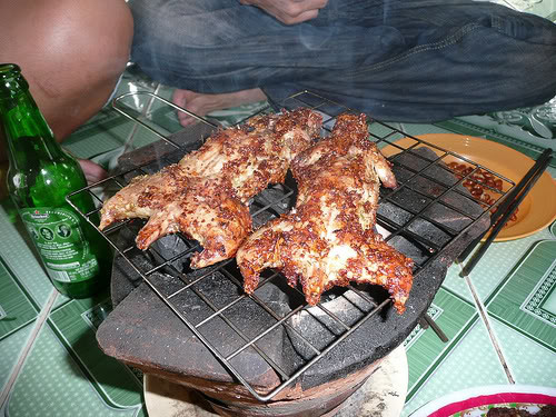 Vừa quay vừa trở tay, thêm mỡ, thêm nước gia vị, khoảng một tiếng thì chuột chín vàng. Món này mang hương vị đặc trưng miền Tây, thịt thơm, mềm và da rất giòn.