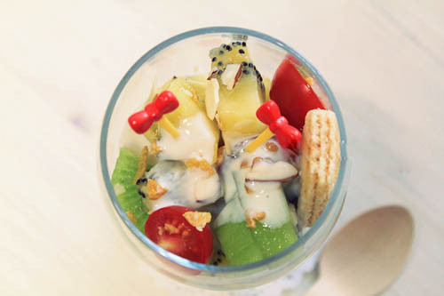 Trái cây dầm. Trộn một ít các loại hạt như hạnh nhân, quả óc chó, hạt điều với trái cây tươi xắt nhuyễn. Vị bùi bùi béo béo với vị chua ngọt tự nhiên của các loại trái cây là một sự kết hợp tuyệt vời cho ngày mới.