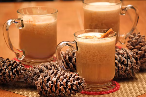 3. Hot Buttered Rum là một loại cocktail rất ngon, thơm mùi vanilla, quế ấm cay. Đồ uống này rất hợp với những bữa tiệc nhỏ hoặc những bữa tiệc dành cho 02 người. Đặc biệt khi uống bên cạnh lò sưởi trong đêm giáng sinh giá buốt thì không gì tuyệt bằng.