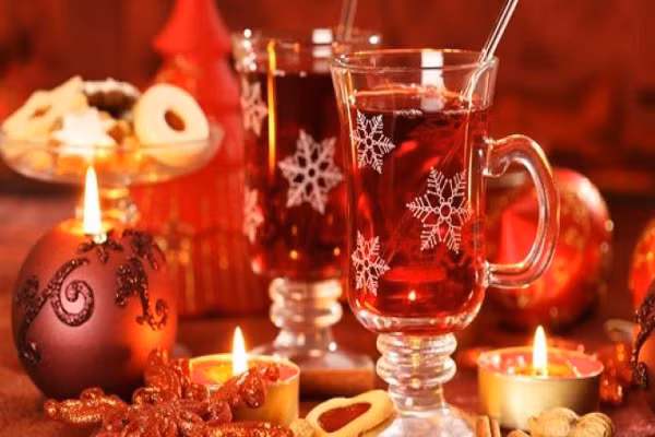 6. Rượu Mulled hay vang nóng. Mulled Wine là đồ uống mùa đông được ưa thích ở phương Tây bắt nguồn ở Đức. Đây là đồ uống truyền thống dành cho dịp lễ hội đặc biệt là mùa Giáng sinh và năm mới, rượu vang đỏ được hâm nóng với các vị cam, quế, hồi, nụ đinh hương. Đêm Giáng sinh, cả gia đình, người thân, bạn bè ngồi quây quần chuyện trò và nhấp từng ngụm Mulled Wine ấm nóng, cay cay, thơm thơm sẽ xua tan đi cái lạnh giá của mùa đông.