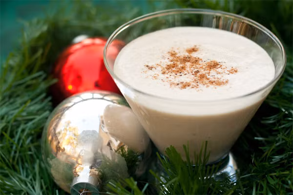 1. Cocktail trứng sữa Eggnog. Eggnog là loại cocktail được làm bằng kem, sữa, đường và lòng đỏ trứng, có thể kết hợp với hương với quế hay thêm rượu brandy, rum hay whiskey, nó là đồ uống truyền thống phổ biến trong các ngày lễ Noel và năm mới của người Mỹ và Canada. Cũng chẳng có lí do gì để không thưởng thức món uống tuyệt vời này trong dịp Giáng Sinh sắp đến, phải không?