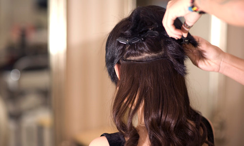 Hạn chế làm tóc, dùng hóa chất. Nhiệt và hóa chất sẽ dần phá hủy tóc, khiến lớp biểu bì bị mở liên tục dẫn đến hiện tượng xơ rối, gãy rụng và khô. Vì vậy, hạn chế sử dụng hóa chất lên đầu vì chúng sẽ gây hại cho da đầu và tóc.