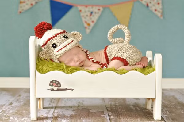 Nhiệt độ phòng. Hãy giữ nhiệt độ phòng từ 16 đến 20 độ C. Nhiệt độ lý tưởng nhất là 18. Dùng một chiếc nhiệt kế để giữ cho phòng bé luôn được an toàn dễ chịu. Tuy nhiên, thiết bị sưởi ấm như đèn sưởi sẽ làm không khí trong phòng bị khô. Khi đó, một chiếc máy tạo độ ẩm hoặc một bát nước đặt trong phòng se làm cho không khí dễ chịu hơn.