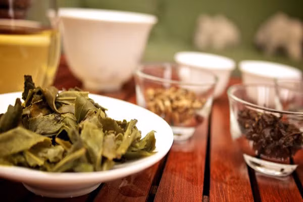 1. Bạch trà (trà trắng) và hồng trà (trà đen) là hai loại khác nhau. Sở dĩ có sự khác nhau giữa các loại trà là do quá trình lên men và khâu chế biến, tạo nên những hương vị, tác dụng khác nhau, tương ứng với các tên gọi phổ biến như trên.