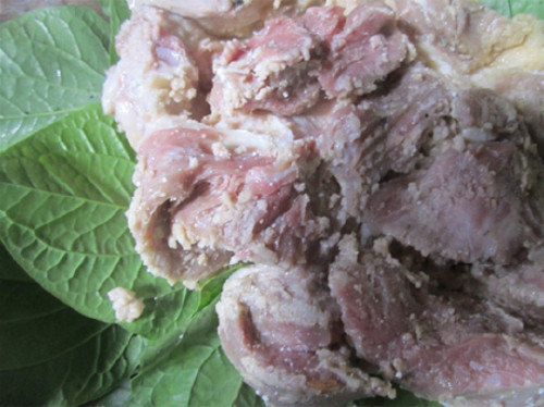 Công đoạn này có thể mất từ 5 ngày đến nửa tháng, tùy thuộc vào thời tiết và từng mùa. Thịt chua được cho vào vại, chum, rồi buộc kín miệng cho đến ngày thịt đủ độ ngấu thì mới mở ra ăn.