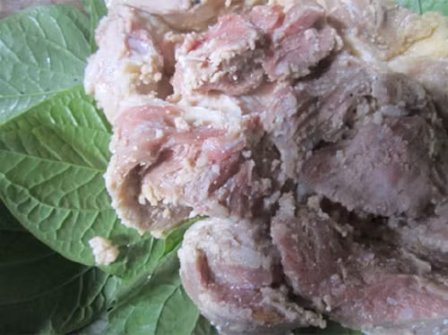 Công đoạn này có thể mất từ 5 ngày đến nửa tháng, tùy thuộc vào thời tiết và từng mùa. Thịt chua được cho vào vại, chum, rồi buộc kín miệng cho đến ngày thịt đủ độ ngấu thì mới mở ra ăn.