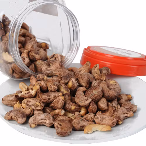 Hạt điều. Nghiền nát hạt điều thành hỗn hợp bột mịn. Sau đó, đắp hỗn hợp bột hạt điều lên trên các nốt ruồi khoảng 10 -15 phút mỗi ngày.