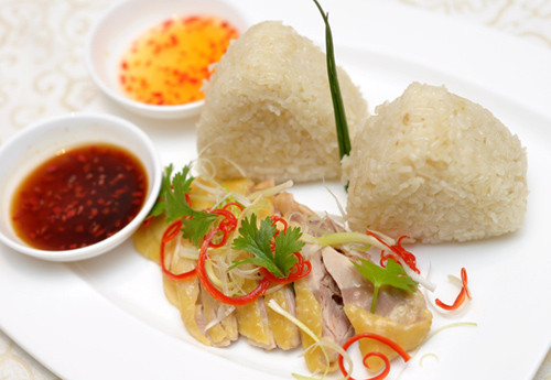 Cơm gà Singapore Triệu Việt Vương. Nếu là một khách hàng sành điệu, sành ăn, muốn thưởng thức thứ cơm gà đẳng cấp thì đây có lẽ sẽ là địa chỉ xứng đáng để bạn khám phá. Nằm trên phố Triệu Việt Vương, Ming Long là một nhà hàng chuyên về ẩm thực Trung Hoa cùng các món ăn thuần Việt.