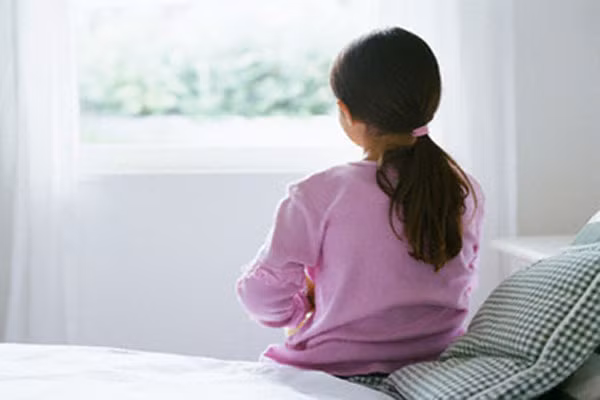 Đến một lúc nào đó, trẻ sẽ mất kiên nhẫn và không còn hứng thú phấn đấu nữa, vì theo trẻ có thế nào bố mẹ cũng sẽ không vừa lòng. Ai mà không thích khen ngợi? Trước khi phê bình con, bạn nên động viên bé với những ưu điểm trước, sau đó nhẹ nhàng giải thích cho bé hiểu những khiếm khuyết bé vẫn mắc phải. Có như vậy, trẻ mới học cách phấn đấu toàn diện hơn.