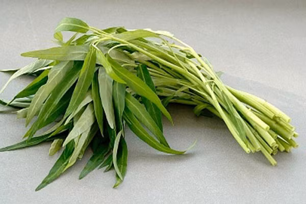 Không ăn rau có tính hàn như mồng tơi, rau muống, rau ngót. Những loại rau này chỉ hợp với cơ thể của bé vào mùa nóng. Ăn vào mùa đông rất có thể gây nên lạnh bụng, đại tiện lỏng, nên ăn các loại rau như khoai lang, bí hay rau chân vịt.