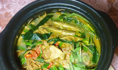 Chạch nấu hoa chuối. Chạch nấu hoa chuối vốn là món ăn dân dã nhưng rất biết cách hấp dẫn người thưởng thức. Cho thịt ba chỉ vào đảo cho hơi cháy cạnh, phi thơm hành khô, cho cà chua vào đảo đều, trút cá chạch đã ướp vào đảo nhẹ tay cho săn, ngấm gia vị, cho nước mẻ, nước nghệ vào.