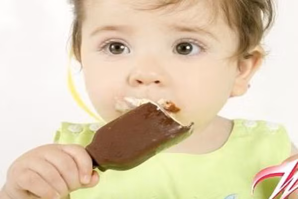 Tránh đồ ăn lạnh. Ăn đồ lạnh sẽ làm sức đề kháng của cơ thể yếu đi, lạnh cũng làm cho bé đau họng và ho. Do vậy mẹ tránh cho con ăn những đồ lạnh như uống nước lạnh, ăn kem.