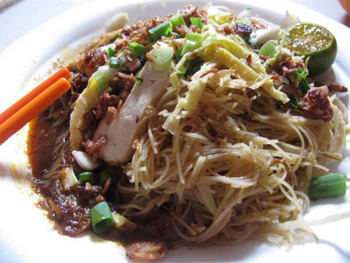 Mỳ Xiêm, Malaysia. Thành phần chính của món này là bún gạo sợi nhỏ nấu với nước sốt có vị chua, ngọt và cay làm từ me, tôm khô và hạt đậu được lên men.