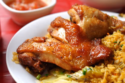 Theo anh chủ quảng cáo thì đây là “nước sốt của Nga được pha chế đặc biệt”. Mỗi suất cơm rang gà có giá 55.000 đồng, có thể được xem là hàng ngon rẻ.