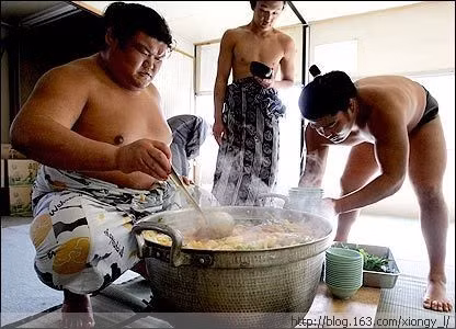 Nhiều người nghĩ các đô vật của môn thể thao truyền thống tại Nhật Bản có cuộc sống đơn giản, nhưng họ phải luyện tập với cường độ cao và tuổi thọ thấp hơn người bình thường.