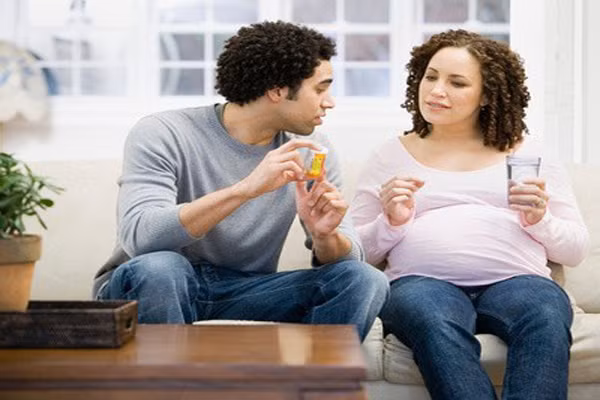 Dùng vitamin là khỏi dùng thuốc bổ. Hai loại này không liên quan đến nhau. Nếu cảm thấy thiếu, mẹ có thể bổ sung thêm calcium. Tuy nhiên nếu bổ sung quá nhiều calcium cùng các loại thuốc khác có thể gây ra những tác dụng phụ. Liều lượng bổ sung phải phù hợp thể trạng của mẹ. Trung bình thai phụ cần khoảng 1000mg calci/ngày.