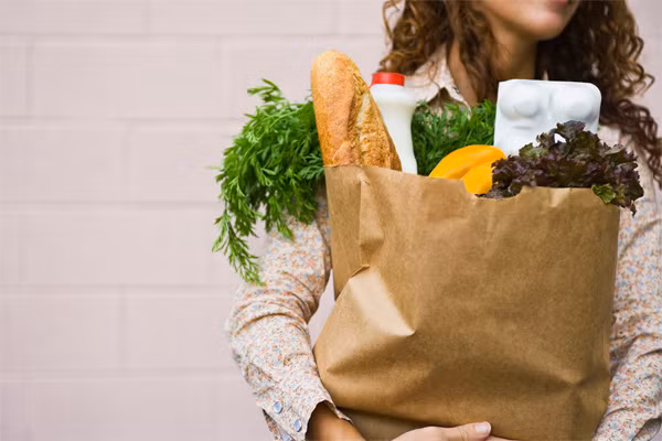 2. Chuẩn bị đầy đủ đồ ăn nhẹ lành mạnh để tránh gặp phải trường hợp bạn sẽ cuống cuồng vào siêu thị vác một lốc những thực phẩm chọn vội vàng. Loại đồ ăn nhẹ tốt nhất là trái cây, pho mát ít chất béo, trái cây khô, ngũ cốc nguyên hạt. Ngoài ra, cũng nên lên một danh sách thực phẩm cần mua trong vài ngày tới.