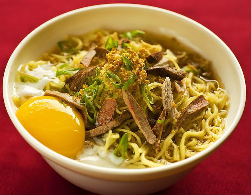 Mỳ Batchoy, Philipines. Nước dùng của món mỳ này được chế từ nhiều thành phần của lợn. Trong bát mỳ có thể cho thêm thịt bò, thịt gà.