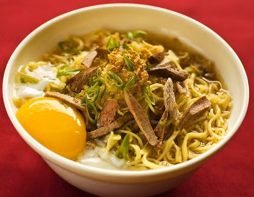 Mỳ Batchoy, Philipines. Nước dùng của món mỳ này được chế từ nhiều thành phần của lợn. Trong bát mỳ có thể cho thêm thịt bò, thịt gà.