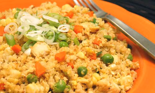 Cơm rang. Nấu thêm một chút cơm từ bữa ăn tối hôm trước để làm món cơm rang cho sáng hôm sau. Sơ chế nguyên liệu sẵn và để tủ lạnh, rau củ thái nhỏ trước, hôm sau chỉ cần lấy ra nấu. 