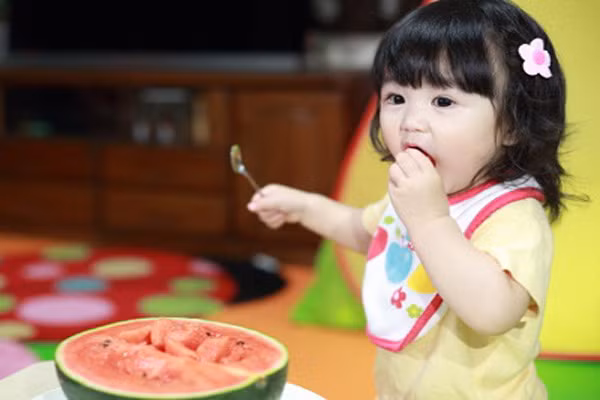 Các chất xơ trong rau còn có tác dụng chống táo bón ở trẻ. Một số loại rau gia vị còn có tác dụng chữa trị nhiều bệnh và là nguồn kháng sinh thực vật rất quí như: hành, cà rốt, tỏi, tía tô…miễn dịch cơ thể chống cảm, ho khi trời lạnh.
