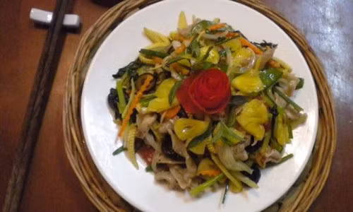 Sau cùng trút phần bong bóng cá đã xào từ trước vào chảo rau củ đảo đều trên bếp khoảng chừng 2 phút rồi tắt bếp.