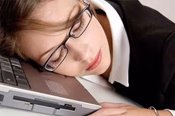 6. Ngứa mắt. Có thể bạn đang bị dị ứng phấn hoa, bụi hoặc lông động vật. nhưng nó cũng có thể bị gây ra bởi mỹ phẩm hoặc các loại thuốc bôi. Ở một số người, do dị ứng với chất bảo quản trong thuốc nhỏ mắt.