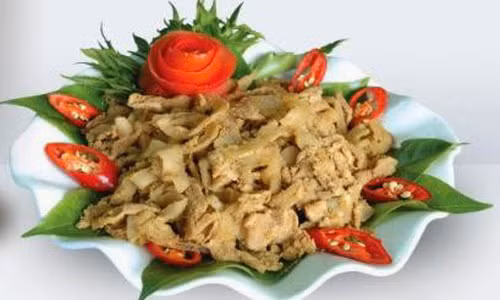 Cho thịt vào một cái bồ có lót một lớp lá chuối bên duới, cứ một lớp thịt rồi một lớp gạo rang giã nhỏ trộn muối, lần lượt như vậy cho đến khi đầy bồ thì đậy kín rồi để lên gác bếp. Ủ khoảng một đến hai tuần là các men lá, men rượu và các loại gia vị sẽ ngấm hết vào trong từng thớ thịt tạo nên vị chua chua, đậm đà hấp dẫn.