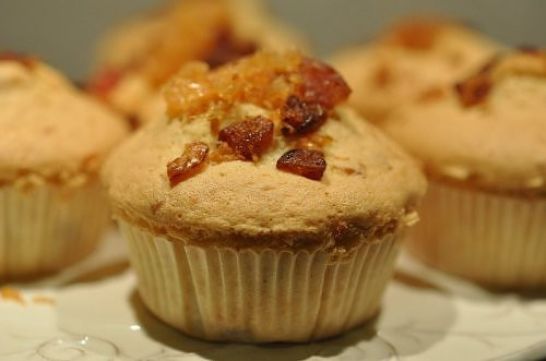 Để làm bánh bông lan nên dùng bơ lạt mềm. Bơ mặn sẽ làm bánh dai và không mịn.