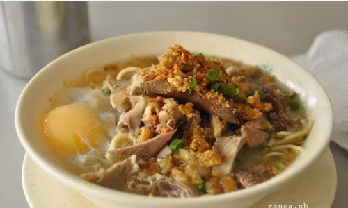 Mì thường có vị cay, nước dùng từ thịt và xương bò hầm, ăn kèm thịt bò, hành lá tuy đơn giản nhưng không kém phần ngon miệng.