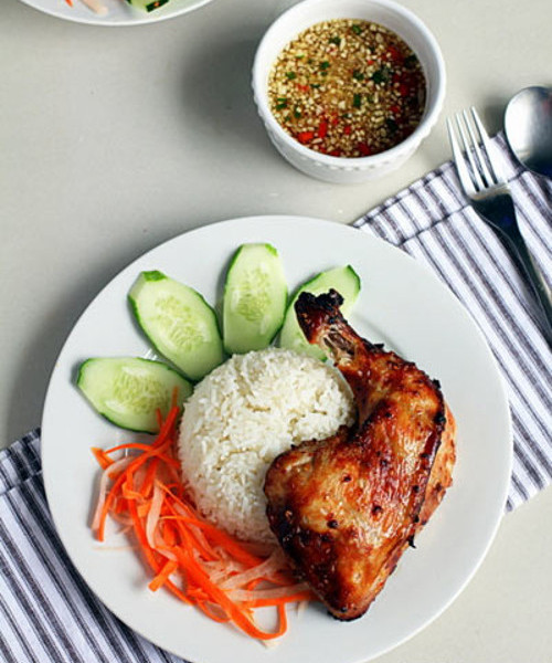 Ngoài các món mặn, quán còn có thêm nhiều món ăn vặt khác cho teen bọn mình như nem chua rán, khoai tây chiên bơ…Một suất cơm đùi gà nướng có giá 59k. Quán nằm ở số 19A, ngõ 9, Trần Quốc Hoàn, Cầu Giấy.