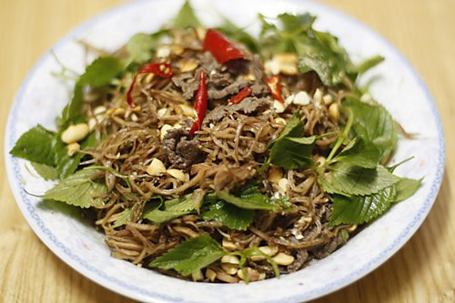 Nộm hoa chuối thường gặp nhất là với tai heo nhưng cũng có thể nộm cùng thịt bò, thịt gà, hải sản.