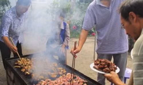 Nếu không có lò nướng, có thể dùng than hoa, cách này thịt rất thơm và ngon.