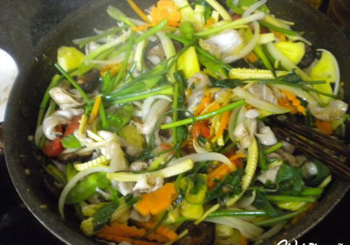 Sau đó trút bong bóng ra đĩa khác. Tiếp tục cho chảo dầu nóng già, phi thêm hành tỏi băm nhỏ lần lượt cho nấm hương, cà rốt, ngô non, đậu hà lan, cần tây, hành hoa cho sau cùng nêm nếm gia vị vừa ăn, đảo nhanh tay cho các nguyên liệu chín đều.
