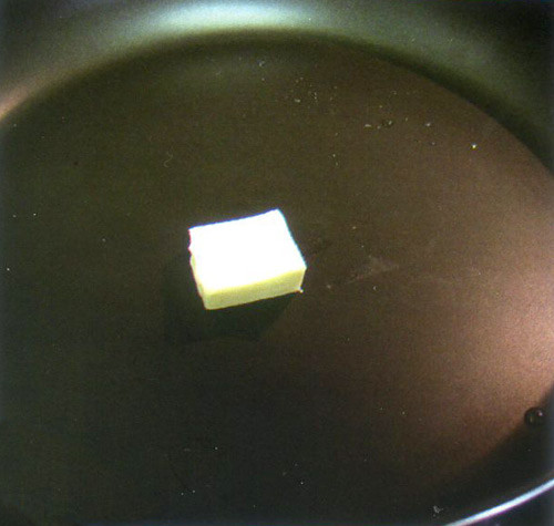 Với những món chiên giòn ở nhiệt độ cao, nên cho thêm dầu ăn vào bơ với lượng dùng mỗi loại phân nửa, hoặc có thể dùng dầu ăn chiên chín thực phẩm trước, sau đó cho bơ vào để tạo mùi thơm và lấy thực phẩm ra ngay.